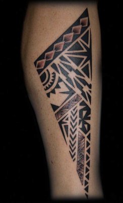  Tatouage maori, polynésien en forme de triangle avec des teintes rouges